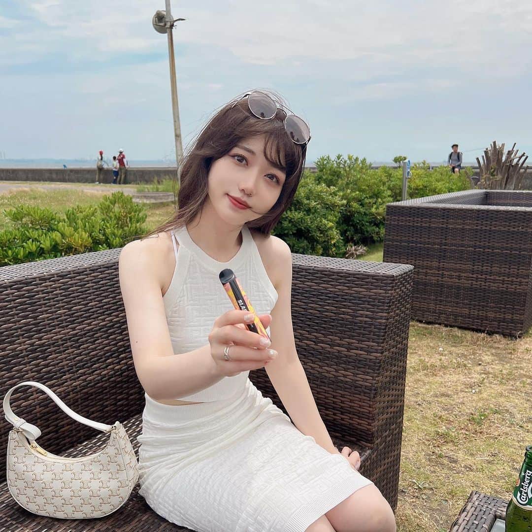 あやぱんのインスタグラム：「SLASHのピンクレモネード🍋💓 さっぱりとした甘さでとても吸いやすい…！😲夏にピッタリ🌊   @slash_vape_official  SLASH公式サイト：https://slash-vape.com ※20歳未満の方はご遠慮下さい。  #稲毛海浜公園#vape#slash_vape_official#pr」