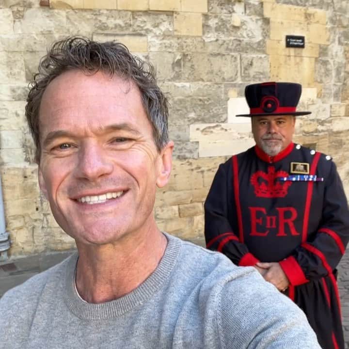 ニール・パトリック・ハリスのインスタグラム：「Happy 4th of July, from across the Pond. 🇺🇸🎇🎆🇺🇸 @dbelicious @historicroyalpalaces」