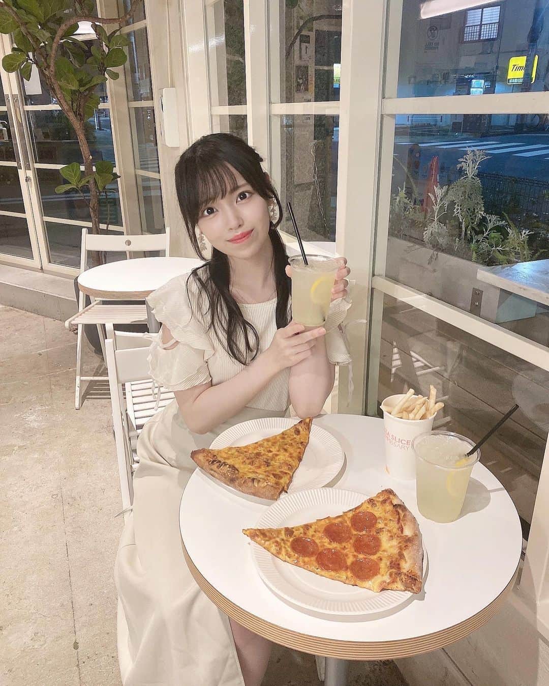 岩田陽菜のインスタグラム：「さらぴと行ったのでした˘ᵕ˘ 🍕♪🍴 ⁡ チーズ濃厚で美味しかった🧀 ⁡ ⁡ ⁡ #東京#カフェ#Tokyo#日本橋#日本橋カフェ #COMMISARY#COMMISARYNIHONBASHI#ピザ#pizza#cheese#チーズ#Cafe#カフェ巡り#東京カフェ巡り#tops#olivedesolive#skirt#ロングスカート#fashion#Summerfashion#ヘアアレンジ#ハーフアップ」