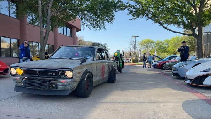 スティーブのインスタグラム：「Grand #jdm entrance at a Texas car show for my Hakosuka and a Kawasaki Zephyr  #bosozoku bikeハコスカと族車バイクでテキサスのカーショーに行ってみるとすんげーインパクトがあるね‼️. #bosozokustyle #hakosuka #kawasakizephyr #ハコスカ #族車 #カワサキゼファー thank you @kimwong_77 for the awesome camerawork!!」