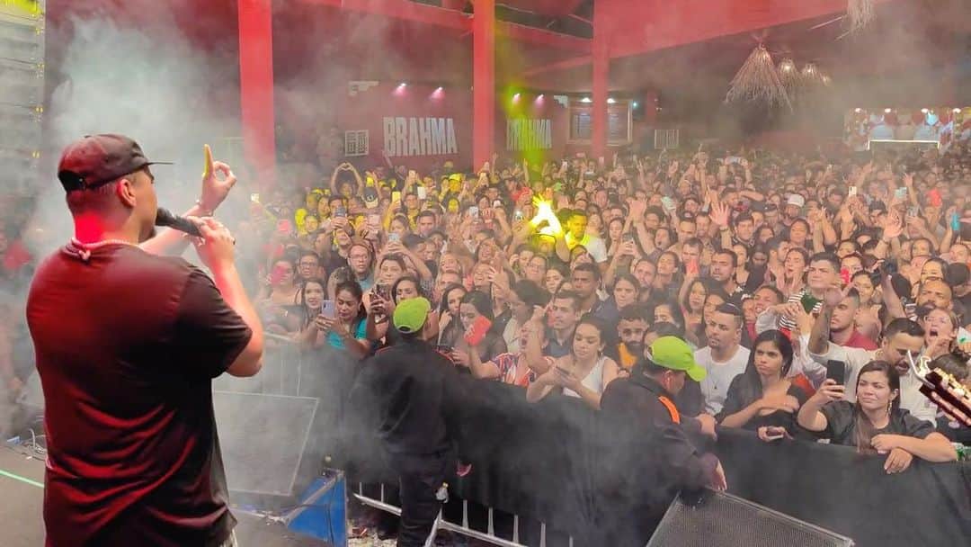 Sorriso Marotoのインスタグラム：「Isso que é um São João de respeito, ontem tivemos casa cheia em Caruaru PE e vocês cantando todas! 🤩  Foi bom demais estar de volta, obrigado por essa noite!!! 💥💥💥」