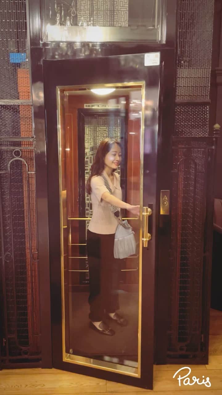 小祝麻里亜のインスタグラム：「パリ滞在での1コマ。滞在先のエレベーターが可愛かった🛗🇫🇷  #パリ旅行 #paris #ig_paris #parishotel」