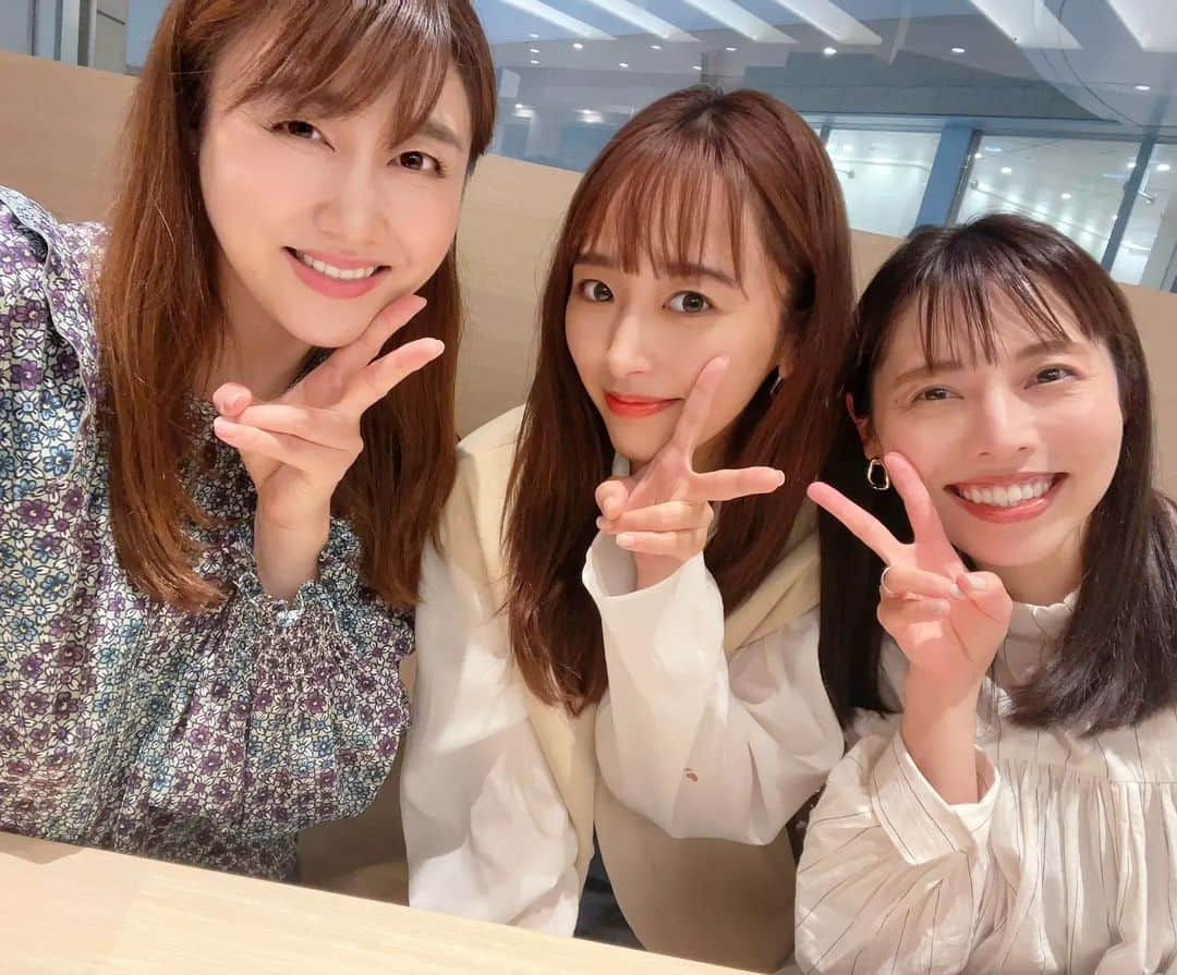 和泉杏さんのインスタグラム写真 - (和泉杏Instagram)「異色の3人♡♡♡ この3人の共通点は『夫が芸人』です😍笑  内村さまぁ〜ずでの共演がきっかけ♡ こないだ3人でお茶してきて、夫の話に花が咲く咲く♡笑  私は二人から美容を教わっています♪ あたい、キレイになるんや♪♪♪  地上波放送は終わってしまいましたが、 アマゾンプライムでずーっと見れます！ #389 『今回だけは夫の話を聞いてもらいたい芸人の妻たち』 是非見てください♪  #内さま #内村さまぁ〜ず #内さまライブ懐かしい #安めぐみ #近藤千尋 #和泉杏 #ハルカラ #ハルカラきょう #芸人の妻 #何故か席替えしたバージョンも撮る #胸のパネルはそれぞれお持ち帰り #夫が好き #すきぴ #SNSもっと頑張るぞ」7月5日 0時05分 - izumikyou