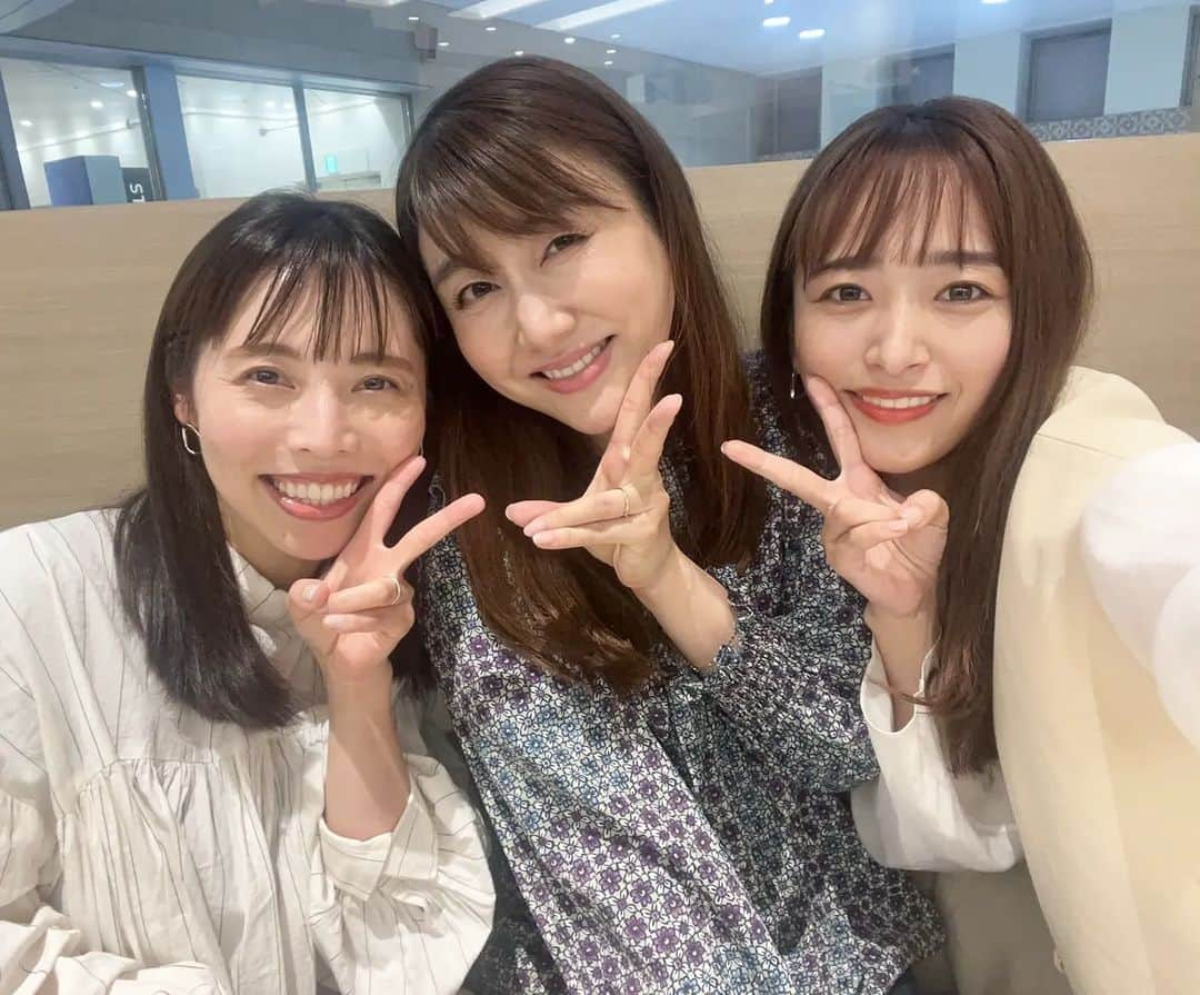 和泉杏のインスタグラム：「異色の3人♡♡♡ この3人の共通点は『夫が芸人』です😍笑  内村さまぁ〜ずでの共演がきっかけ♡ こないだ3人でお茶してきて、夫の話に花が咲く咲く♡笑  私は二人から美容を教わっています♪ あたい、キレイになるんや♪♪♪  地上波放送は終わってしまいましたが、 アマゾンプライムでずーっと見れます！ #389 『今回だけは夫の話を聞いてもらいたい芸人の妻たち』 是非見てください♪  #内さま #内村さまぁ〜ず #内さまライブ懐かしい #安めぐみ #近藤千尋 #和泉杏 #ハルカラ #ハルカラきょう #芸人の妻 #何故か席替えしたバージョンも撮る #胸のパネルはそれぞれお持ち帰り #夫が好き #すきぴ #SNSもっと頑張るぞ」