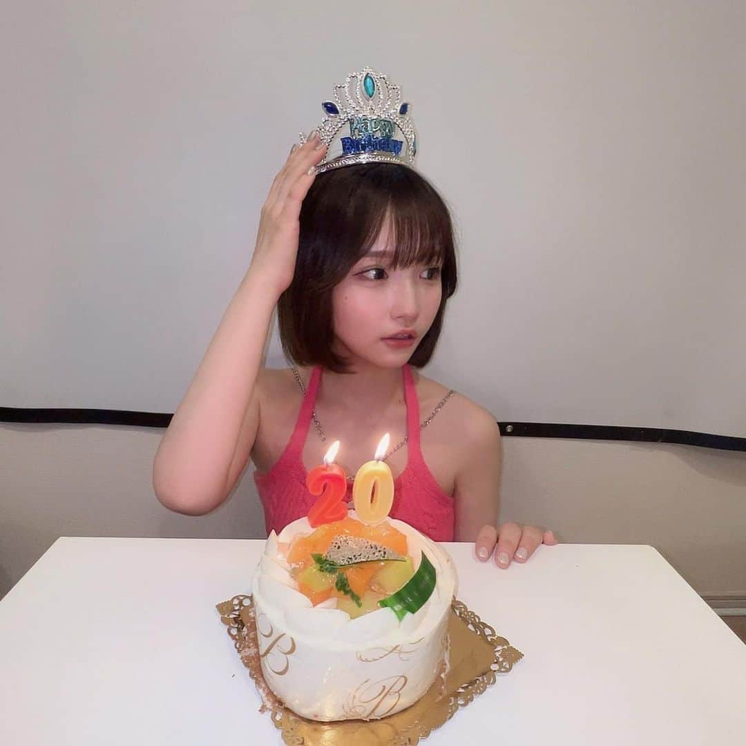 矢作萌夏のインスタグラム：「皆さんお久しぶりです！ 私事ですが、20歳になりました。🎂 ⁡沢山のお祝いメッセージ、ありがとうございます！( ; _ ; ) ⁡皆さんにお会いできる日まで..！👋 (アイコン真っ白でごめんなさい！ 笑)」