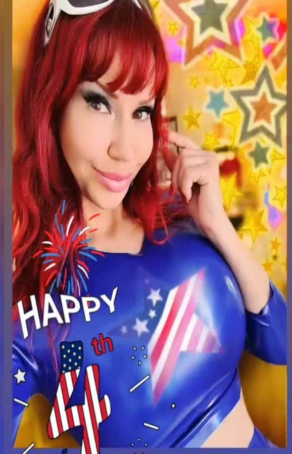 ビアンカ・ボーチャンプのインスタグラム：「Happy 4th of July my dear American fans! Enjoy this beautiful summer day with your love ones! 😘 🇺🇸 🎇」