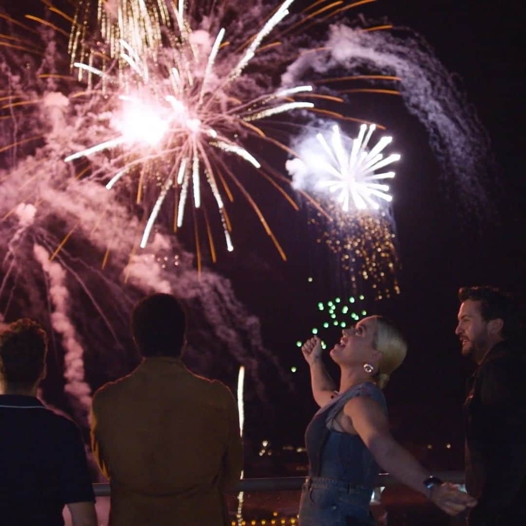American Idolのインスタグラム：「Baby, you're a FIREWORK! 🎆🔆🌔 Happy #FourthOfJuly from #AmericanIdol!」