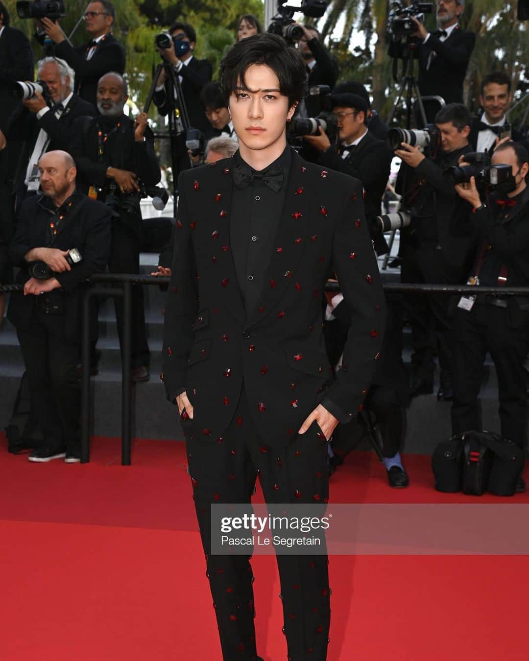 髙石リエムのインスタグラム：「@festivaldecannes closing ceremony  Thank you @chopard  was a pleasure!  Fit @dolcegabbana 🩸 📷 @gettyentertainment   #chopard #cannesfilmfestival #cannes #dolcegabbana #redcarpet #レッドカーペット #カンヌ国際映画祭 #ショパール #ドルガバ #モデル #model #gettyimages #gettyentertainment」