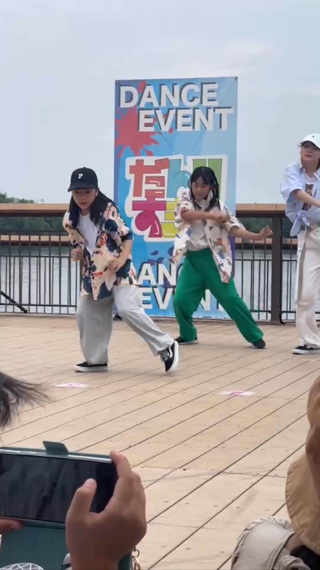 Kazukiのインスタグラム：「今年も屋外イベント、だんすきのステージに立たせていただきました！！　三女みおんのクラスは出場しなかったのですが、小学生組の女子３人が出演✨　独立している長女も都内から駆けつけてくれました♪ 子ども達の頑張りと成長に感激✨沢山のPOWERをもらいました♡いつもありがとう☺️💕  四女はグレイのパンツでPの黒キャップ🧢です！ 五女はグリーンのフレアパンツに黒ターバン、マスタード色の🥾です😊  #漆山家#三女#中1#四女#小6#五女#小4#六女#小2#女子チーム#ダンスkids#ダンスイベント#美容師ママ#美容師パパ#大家族#六男七女#小学生組」