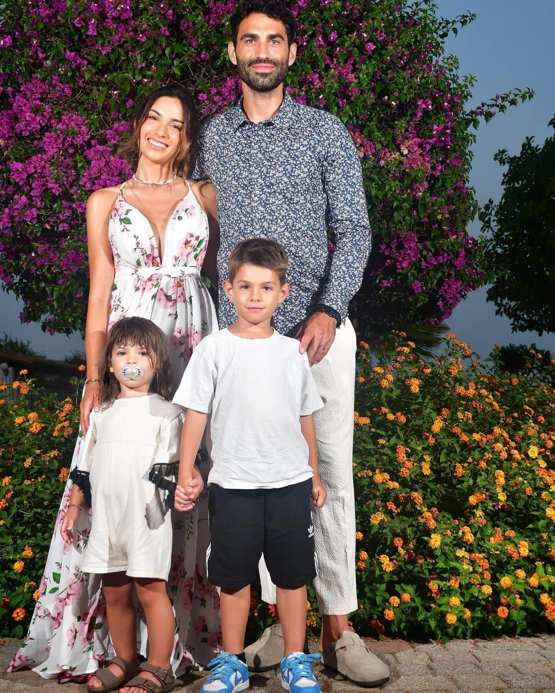 ダヴィデ・ブリーヴィオのインスタグラム：「Family in Sicily ☀️♥️」