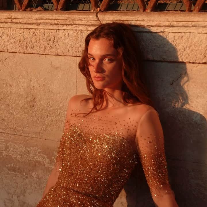 Monique Lhuillierのインスタグラム：「Spring 2023 — Artfully draped gowns with plunging necklines and exaggerated slits make an impact for the season. Flowing capes add a touch of drama. An oversized opera coat over a yellow sequin mini-dress is the ultimate show-stopper. An exuberance of volume, texture and color; it is a fresh, wearable, carefree approach to occasion dressing. Femininity with a punch of rock and roll. ✨🧡 #moniquelhuillier」