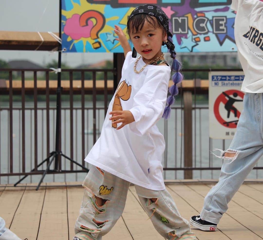 Kazukiのインスタグラム：「#六女#小2#ダンスkids#ダンスイベント#コーンロウ#美容師ママ#ママ作#漆山家#六男七女#大家族#宝物#大切なご縁に感謝#ご縁に感謝」