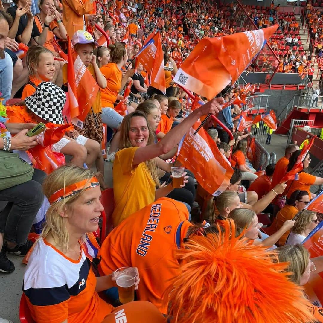 フェムケ・ヘームスケルクさんのインスタグラム写真 - (フェムケ・ヘームスケルクInstagram)「Voorproefje EK @leeuwinnen 🧡 🇳🇱 🏆🦁⚽ . . . #Enschede #EKVoetbal」7月5日 1時59分 - femheemskerk