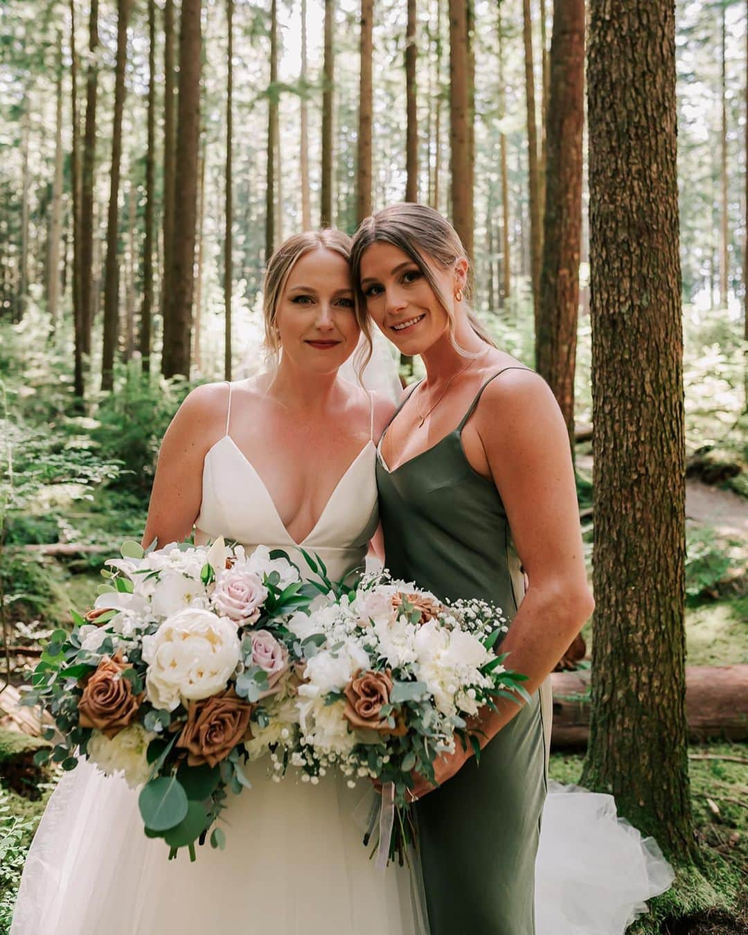 ブリタニー・ロジャースさんのインスタグラム写真 - (ブリタニー・ロジャースInstagram)「reminiscing and HOPING genetics play a part in making me look at least half as beautiful as you on my wedding day 😭 i may be the younger and taller sister but you’re easily the better one 🤍  I am so happy you had the absolutely perfect wedding day that you deserved @chelssrog. thanks for helping make it happen @alana.declercq - i promise you won’t have to untie chair ribbon at mine 😇」7月5日 4時28分 - brittyrogers