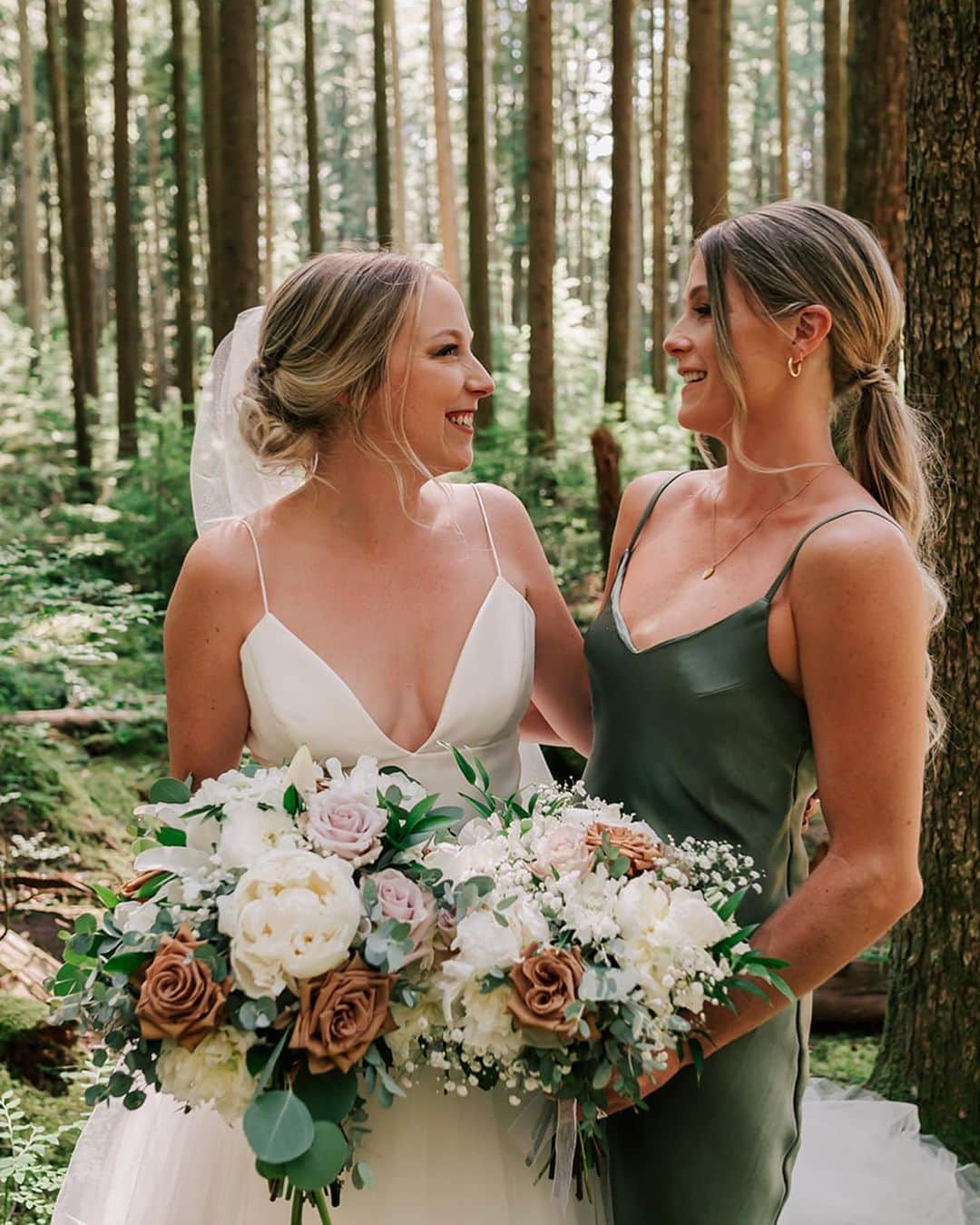 ブリタニー・ロジャースさんのインスタグラム写真 - (ブリタニー・ロジャースInstagram)「reminiscing and HOPING genetics play a part in making me look at least half as beautiful as you on my wedding day 😭 i may be the younger and taller sister but you’re easily the better one 🤍  I am so happy you had the absolutely perfect wedding day that you deserved @chelssrog. thanks for helping make it happen @alana.declercq - i promise you won’t have to untie chair ribbon at mine 😇」7月5日 4時28分 - brittyrogers