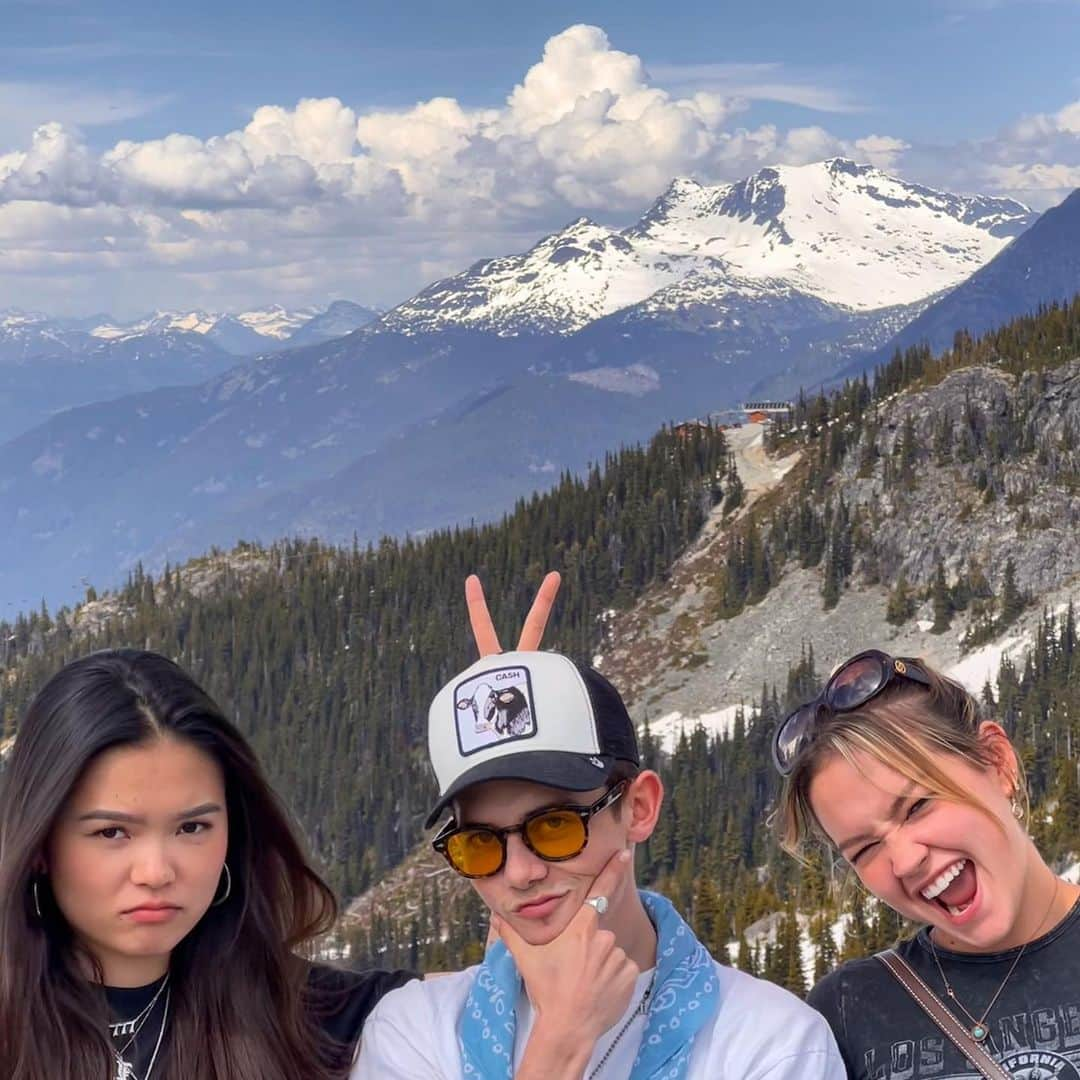 グリフィン・グラックのインスタグラム：「whistler while you work or something idk」