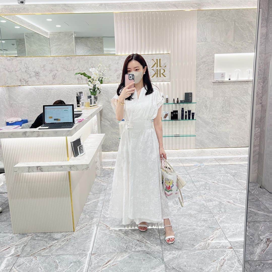 大野真理子のインスタグラム：「👗　@ebure_official  ワンピースは藤子の衣装探しに行って 同じの買ったもの😂🤍 白い服をすぐ買ってしまう🥰」