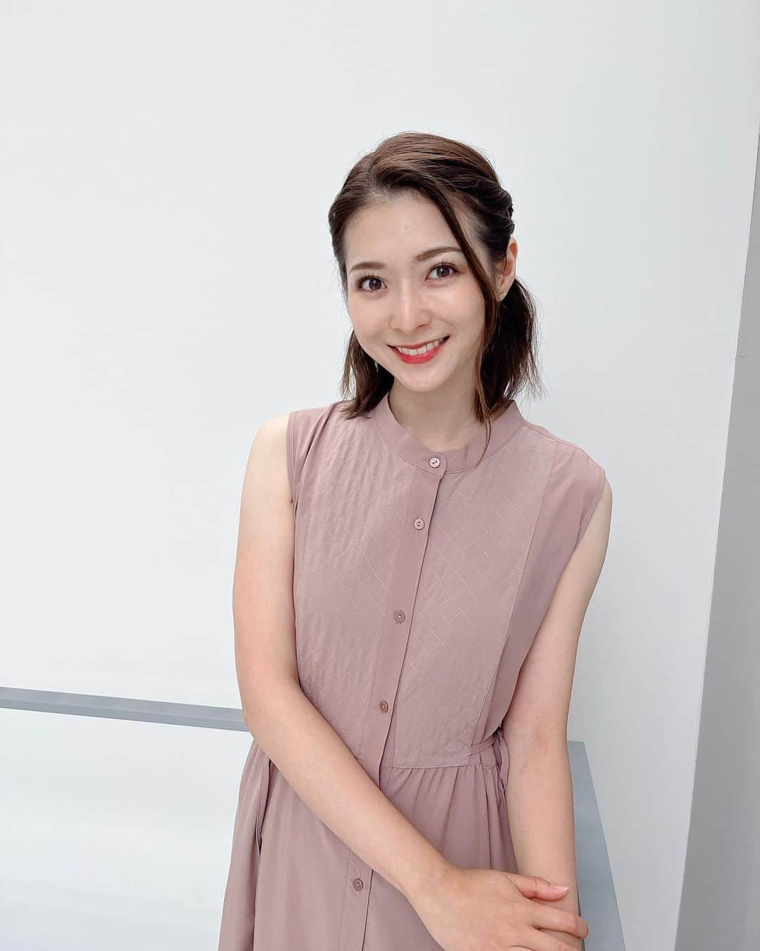 のインスタグラム：「昨日はノースリーブのワンピース、今日は落ち着いたコーディネートでした。  7/4(月) ワンピースRanan(@ranan_official)  7/5(火) トップス Ranan(@ranan_official) スカート Pierrot (@pierrot_shop)  #グッドモーニング#衣装#ranan#pierrot#ワンピース#ノースリーブ#テレビ朝日#テレ朝#テレビ朝日アナウンサー#アナウンサー#住田紗里」