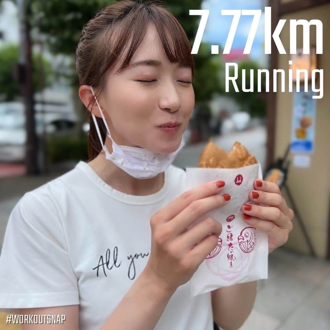 長谷川朋加のインスタグラム：「♡  ✎५⋆*{ たい焼きもぐもぐ🐟 } ୨୧-------------------------------- ୨୧  あんこって何でこんなに美味しいのか…！ たい焼きどら焼き大福大好物！  この時期は少し走っただけでも滝汗🫶🏻 最高だよね、、汗かくの大好きだ〜！！  今年の夏も元気に怪我なく駆け抜けたい🎵 ウルトラもやりたいなぁ(*´꒳`*) 50kmでも100kmでも🌈 かき氷ランもしたい🍧 やりたいこともりだくさん！！！  夏を楽しもうね🏝 今宵も楽しくハッピーに🏃‍♀️💗  🤳たい焼きを食べるためにさっと顎マスク🥺 あまり見た目は良くないね🥺  ୨୧ -------------------------------- ୨୧ #やりたい事は全部やる #全力前向き前のめり #走るの大好き」