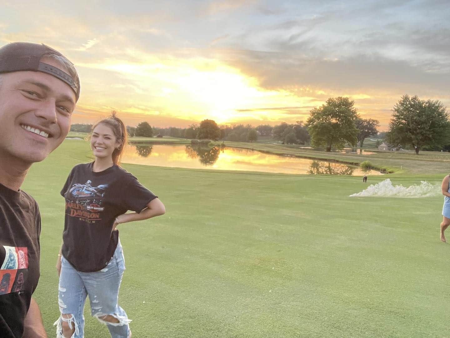 テイラー・キニーのインスタグラム：「She Fucking Has Me👀✈️」
