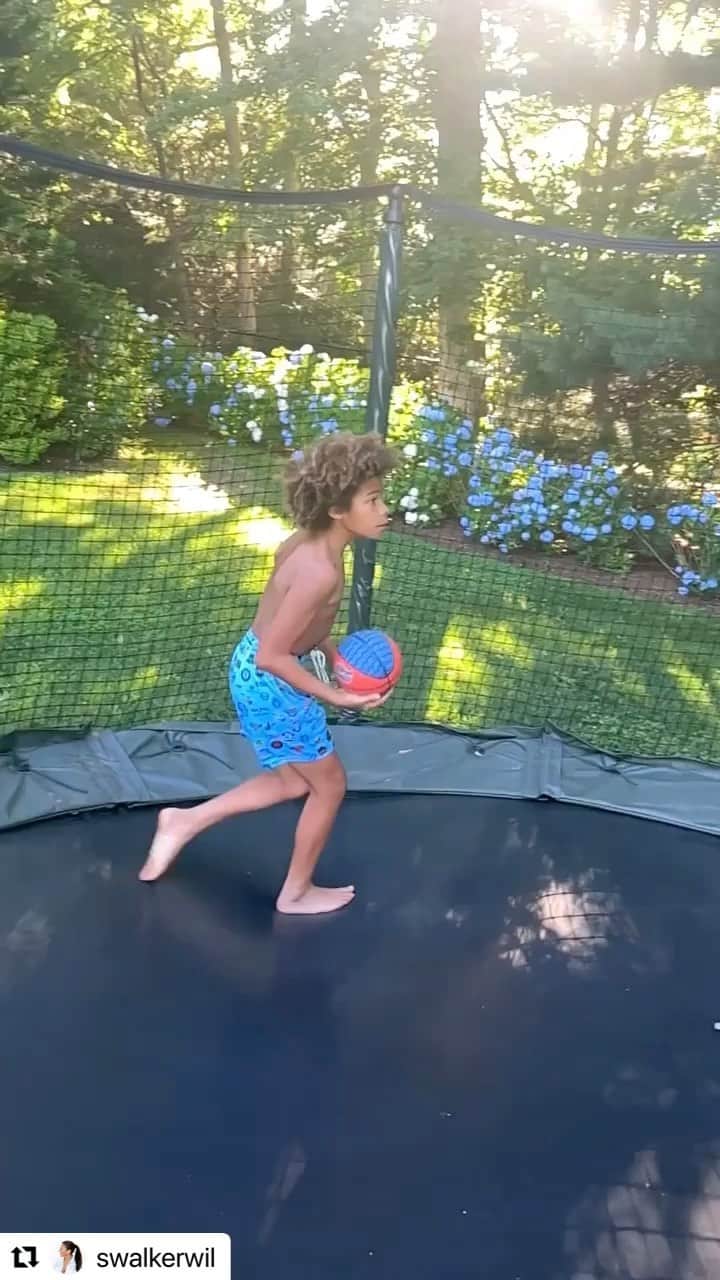 レイ・アレンのインスタグラム：「Guess what he wants to do when he grows up? ☺️ #Wystan #ondeck #gettinready #hegotnext #henamedallofthedunks」