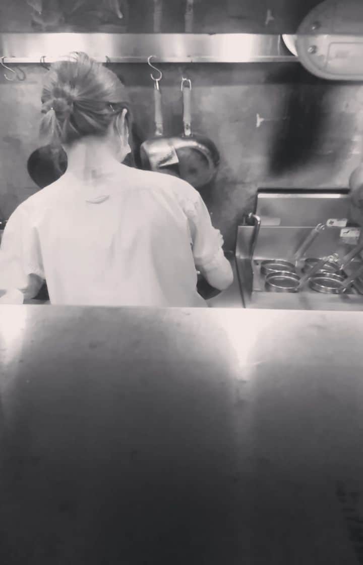 Pho 321 Noodle barのインスタグラム：「今朝のcockpitの様子　bun(米粉の汁なし麺)のトッピングにもぴったりのnemを揚げています🛫 everyday friday-空調設備も復旧、本日も間もなく11:30amよりopen　 ご注文　ご来店 こころよりお待ちしております。  *日替わりboxとplate おすすめのデリはstoryをご覧下さいませ👀 (営業日の朝　開店前に　日々更新)  Eat in Take out Go vote Delivery service on chompy &Uber eats  5:30pm last call 🤙📱03-6432-9586  pho321noodle bar   #pho321noodlebar #pho321 #everydeyfriday #togo」