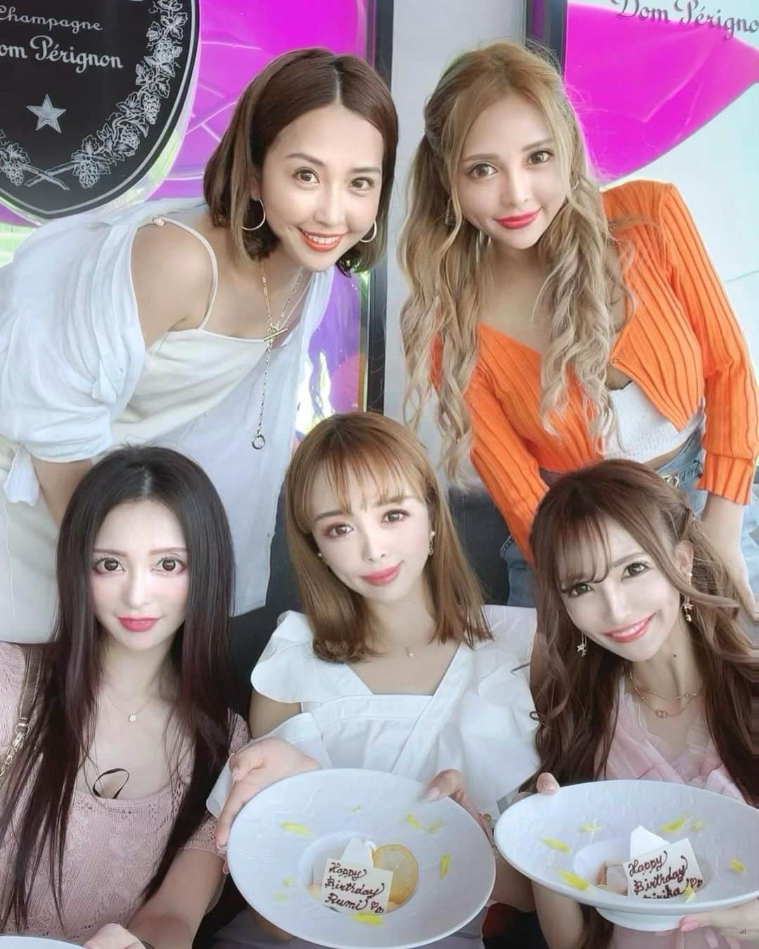 一条マリカ（まりふぬ）のインスタグラム：「だーいすきな先輩ママ達♡ 雑誌の先輩でありながら 今は尊敬するママ友😍♡ 毎年みんなの誕生日をお祝いして とても素敵💓 この日はみかさん、りりかさん、ルミさんのお誕生日お祝い💓 おばあちゃんになってもお祝いさせてください🥂 この日もたくさん語って楽しすぎた✨ いつも使う @celavitokyo は 渋谷のど真ん中にある 東急の上にあるから 景色も最高なの♡ 天気もよかったからテラスで 美味しいご飯食べながらゆっくりしたよ♪ 美人と最高な景色を見ながら 食べるランチは格別ですな🥺」