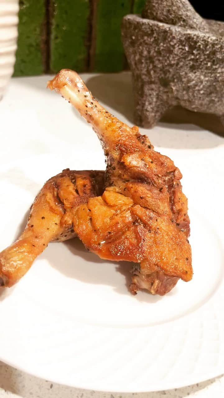 ケリスのインスタグラム：「Crispy Duck a la peach apricot mustard drip. Everything’s better smothered , dipped or poured .  Bountyandfull.com  #sauce #crispyduck #delicious #nomnom #beyondorganic #farmraised」