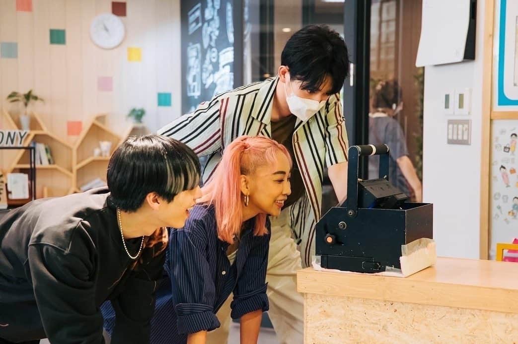 のインスタグラム：「. ／ ドラマ場面＆メイキング写真📸 ＼  カットがかかりすぐに モニターに集まってチェックするの図😊🙌🏻  いよいよ今夜からスタート🦄✨ よる10時から初回15分拡大です❕  #ユニコーンに乗って  #杉野遥亮 #坂東龍汰 #青山テルマ #火曜ドラマ #7月5日スタート #tbs」