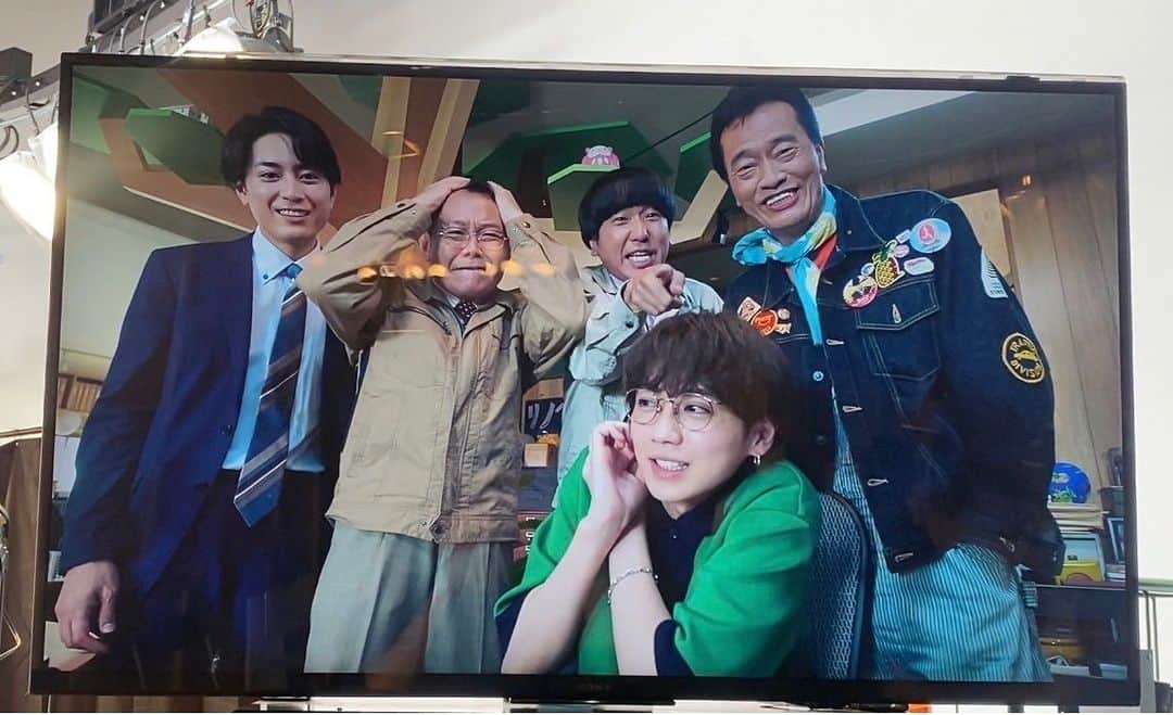 のインスタグラム：「とあるシーンのモニター写真🤳  笑ってる人、頭抱えてる人、半笑いの人 何か訴えてる人、うるさいなーってなってる人 いろんな表情が詰まった一枚📸  これ、どんなシーンだと思いますか？👀 （絶対当たらないと思いますが…😂)  カットがかかった瞬間みんな大爆笑🤣  まるふくメンバーの絶妙な会話のやりとり 中毒性高すぎて何度もみたくなります (この動画に関しては無限に見れちゃうレベル)  ぜひ動画でも見てほしいので また改めてアップしますね👍  #魔法のリノベ #まほリノ #カンテレ #月10ドラマ #間宮祥太朗 #遠藤憲一 #吉野北人 #近藤芳正 #本多力」