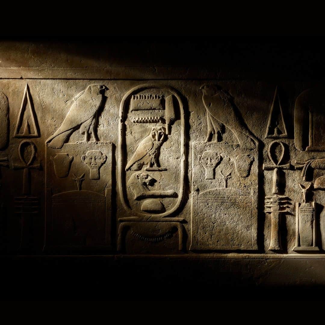 大英博物館のインスタグラム：「Marking 200 years since the decipherment of Egyptian hieroglyphs, our newly announced #HieroglyphsExhibition shines a light on the ground-breaking moment when the secrets of this ancient civilisation were finally unlocked.  For centuries, life in ancient Egypt was a mystery. That was until the Rosetta Stone was discovered, which provided the key to decoding hieroglyphs and expanded our understanding of human history by some 3,000 years.   Don’t miss out on our #HieroglyphsExhibition early bird offer – secure your discounted tickets via the link in our bio 🎫  ‘Hieroglyphs: unlocking ancient Egypt’ opens 13 October 2022  🔎 Temple lintel of king Amenemhat III, Hawara, Egypt, 12th Dynasty, 1855–08 BC.  #BritishMuseum #AncientEgypt #Hieroglyphs」