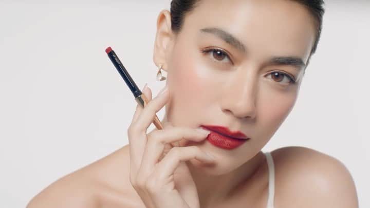 キンバリー・アン・ウォーテマス・ティアムシリのインスタグラム：「My perfection featuring 🤎⏳@hourglasscosmetics   ให้การครีเอทลุคสวยในแบบของตัวเองเป็นเรื่องสนุกและง่ายดายกับแบรนด์เมคอัพสุดโปรดของคิมได้ ที่เคาน์เตอร์อาวร์กลาสทุกสาขา Sephora หรือทาง Line Official Account @HourglassCosmetics นะคะ  #HourglassCosmeticsThailand #KimberleyLovesHourglass」
