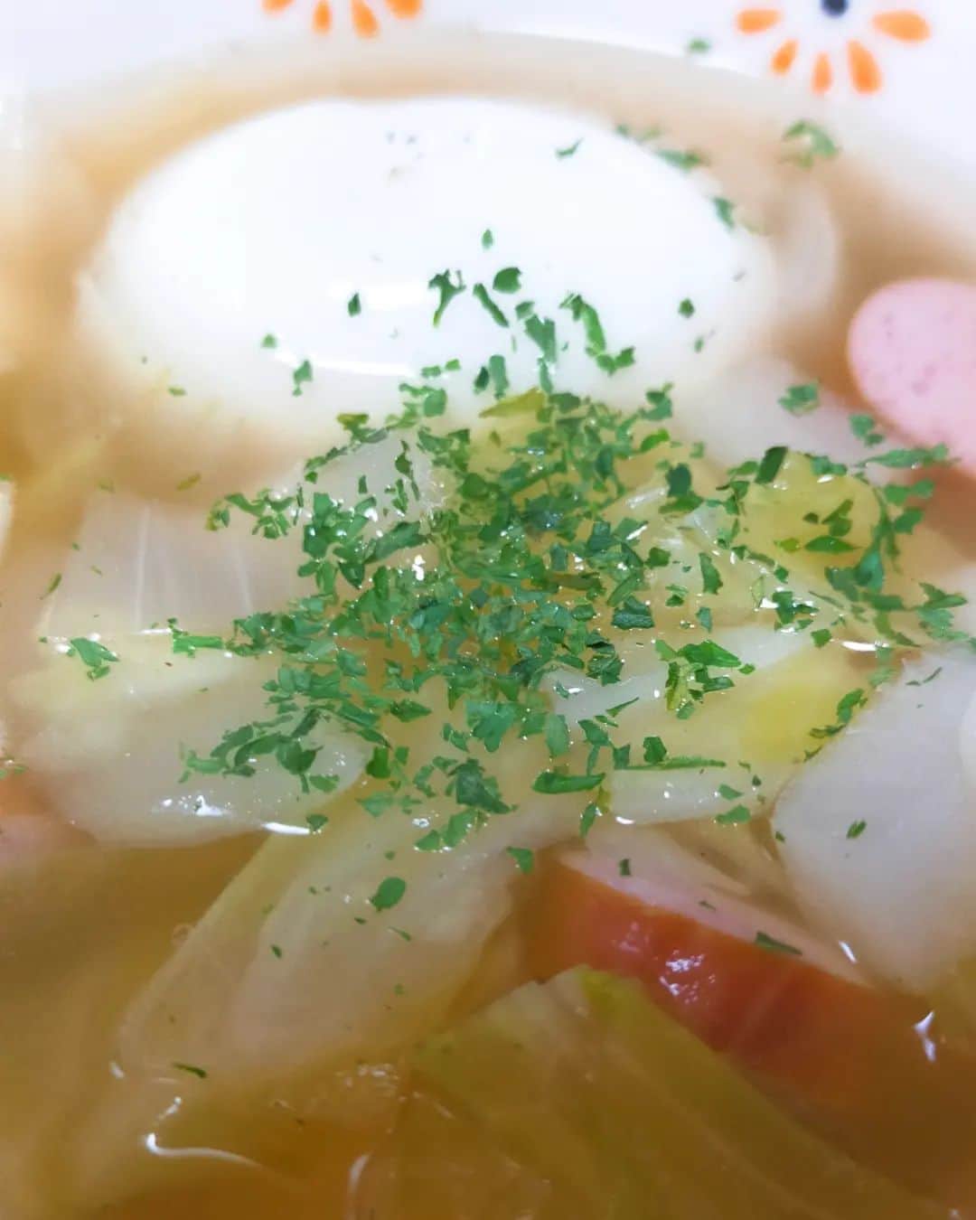 渡辺智子のインスタグラム：「お昼は野菜スープ。雨降りそうだからジム行ってこよう！行きたくないけどもw」