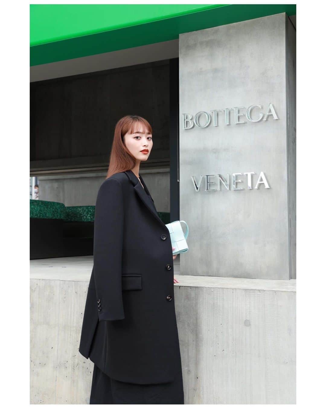 近藤千尋のインスタグラム：「BOTTEGA VENETAの 表参道ブティックがオープン一周年🟢👏 おめでとうございます☺️✨ いつも大好きで愛用しているボッテガ様 ボッテガグリーンの空間が素敵でした💕  EVENT”The Square Tokyo”にて 撮影していただきました🌿📸  美味しいお茶🍵をいただけるので 皆さんぜひ遊びに行ってね😎☀️  #bottegaveneta #thesquaretokyo」