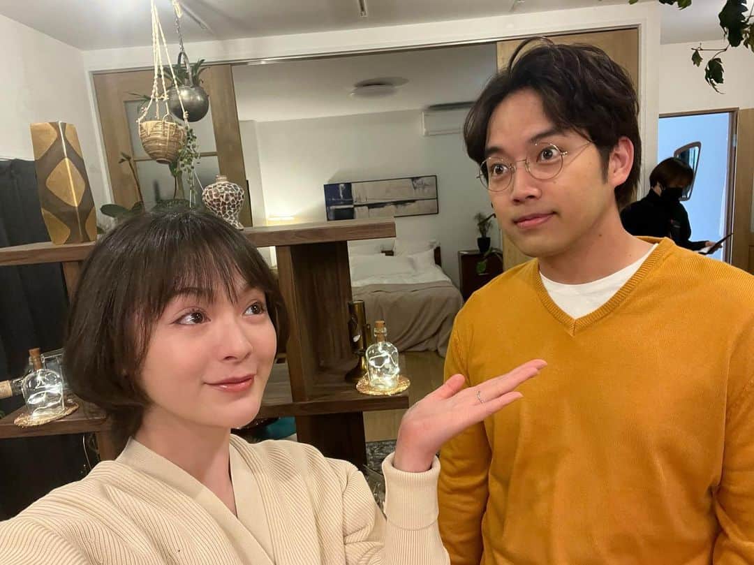 のインスタグラム：「DREAMS COME TRUEさんの世界観をみなさんにお届けします！ 明後日7月7日から スターチャンネルEXで 『空を読む』の配信がスタートされますが、とても好評とのことで私が出演している1話はそれに先駆けて 7月６日21時からBSスカパーでも放送されることになりました！ 写真は三浦貴大さんと。 三浦さんと一緒の日は常に爆笑してたなぁ。 合間ではスタッフさんと記念撮影。笑 楢木野監督をはじめ、 大好きな方ばかりでした。 また皆さんとお会いしたいーーー！  #5つの歌詩  #空を読む #DREAMSCOMETRUE #ドリカム  #三浦貴大」
