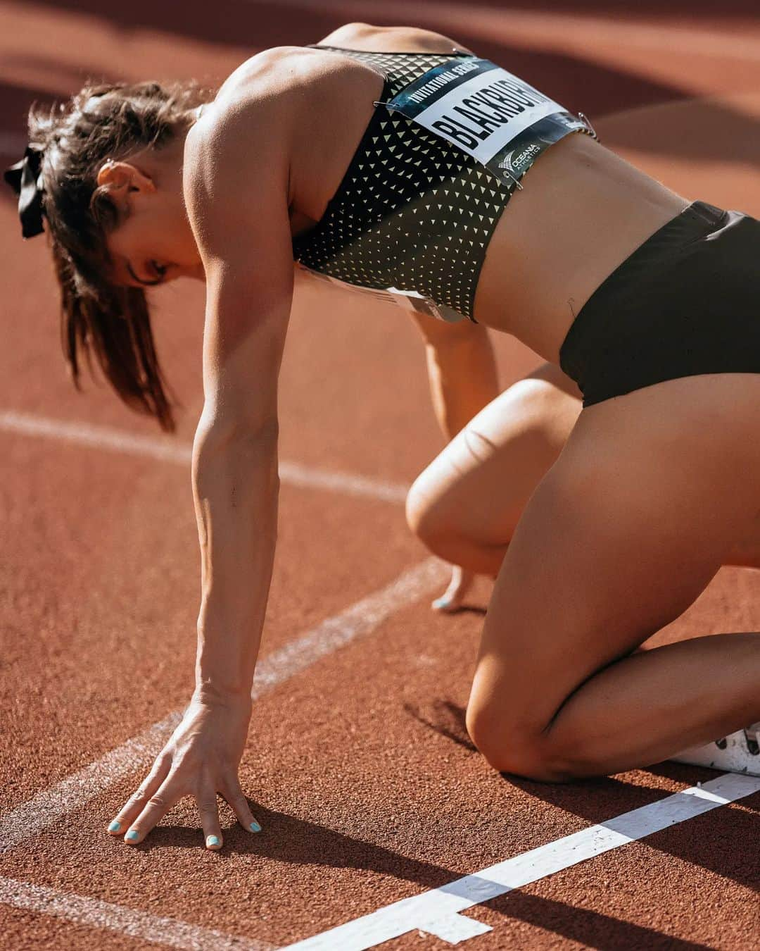 Angeline BLACKBURNさんのインスタグラム写真 - (Angeline BLACKBURNInstagram)「At first ever international competition, my heart was racing and my arm was trembling on the line. I was terrified. Terrified that I couldn't race to my best. Terrified that I would stuff up. Terrified that I would let the Australian team down.   But as it turned out, I qualified for the semi finals and ran a personal best.  That's when I realised my emotions don't always control the outcome (that adrenaline surge is not necessarily a bad thing).  Your feelings on the day ≠ your ability/performance.   Your race execution and competency = your performance.   You do the hard work, you focus on executing the task at hand, you get better results ✌️  Photo credit: @kurtogram   #trackandfield #athletics #running #sport #athlete #fitness #confidence #performance #tracktuesday」7月5日 14時04分 - ang_blackburn