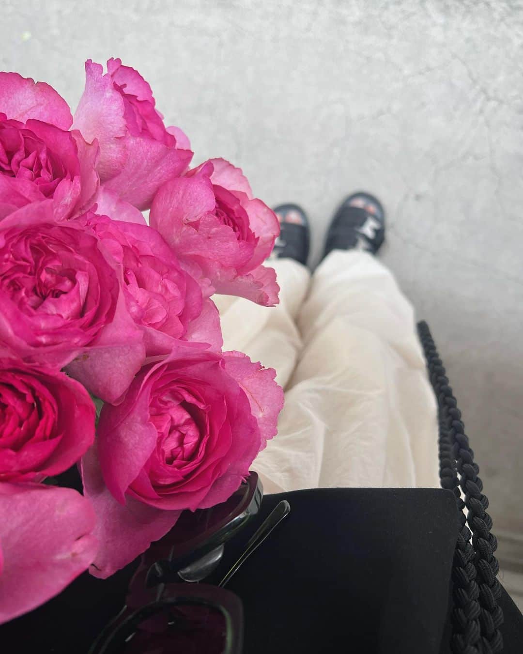 畑野ひろ子のインスタグラム：「本日のレッスンの花材🌹イヴピアッチェ  ディープピンクの色合いがとっても素敵✨そして、とっても良い香り😍」