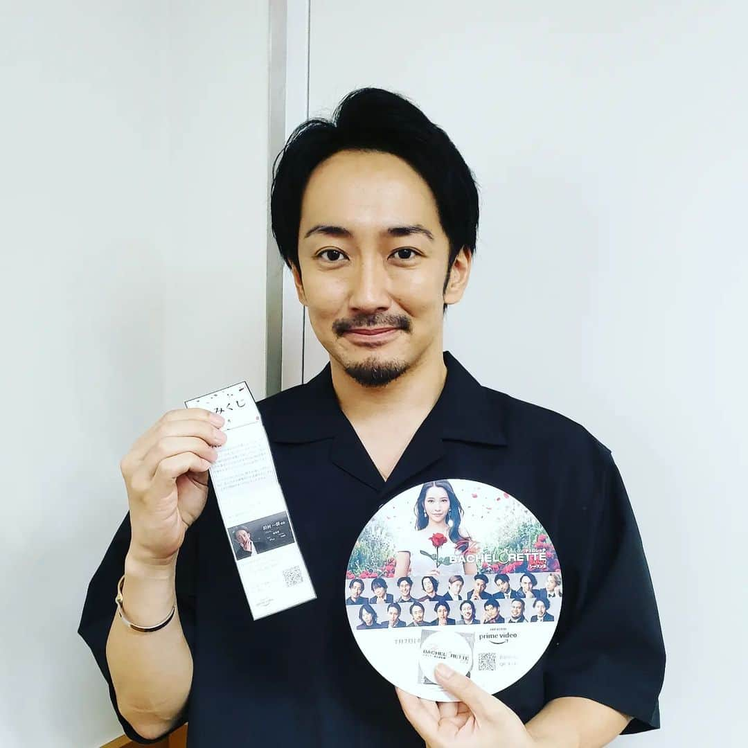 田村一将さんのインスタグラム写真 - (田村一将Instagram)「バチェロレッテ特製 恋みくじがもらえるよ🎋  今日の記者会見で田村の恋みくじもらいました😀 誰でも引けるので是非六本木ヒルズに遊びにきてください✌️  写真を撮った方は特製ステッカーももらえるらしいよ🤭  #バチェロレッテ2 #バチェロレッテ #バチェラー」7月5日 15時04分 - tam211