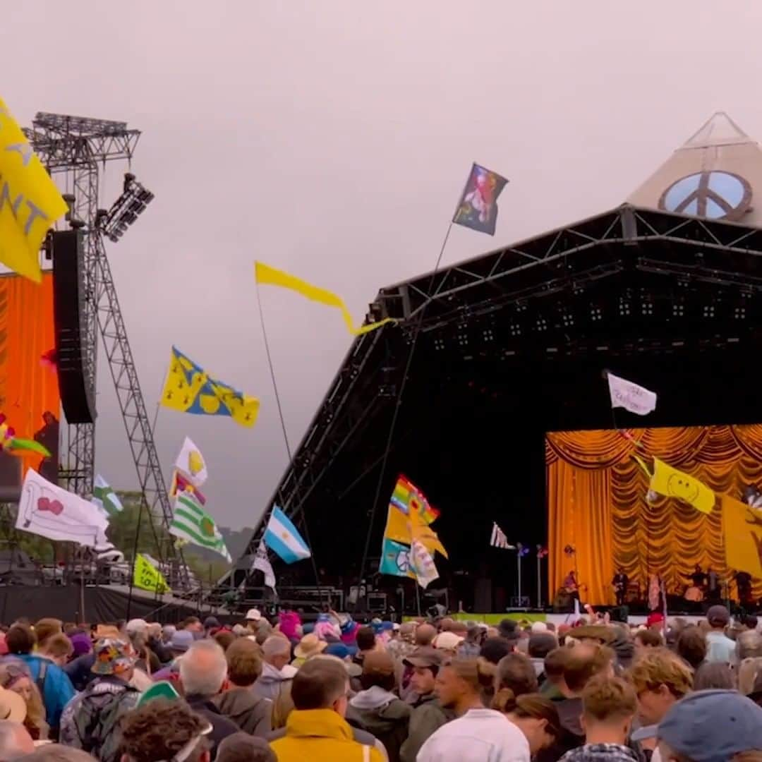 ロバート・プラントのインスタグラム：「Robert Plant and Alison Krauss' live #Glastonbury performance of Rich Woman from the acclaimed 2007 album 'Raising Sand' is available to watch back now on BBC IPlayer.」