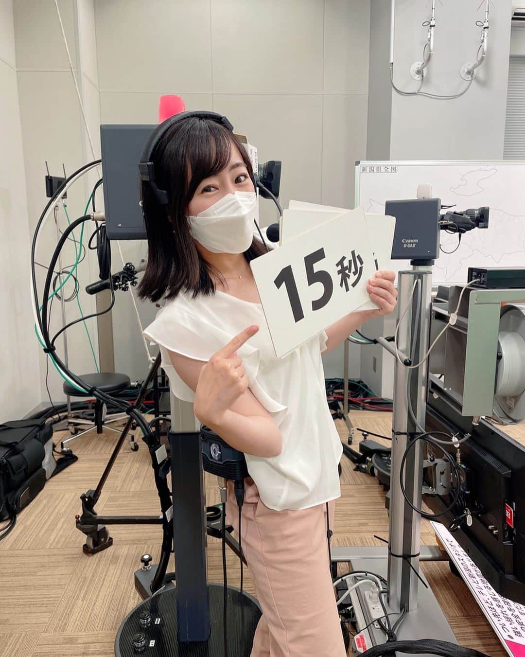 大谷萌恵のインスタグラム：「ある日の私  #報道部のオールラウンダー を目指して ・ ・ ・ 普段はキャスターとして取材に出たり、特集を作ったりしていますが…  実は、たまに人が出払っているときは スタジオのフロアディレクターもやっています！！  「VTRまで何秒前か」 「進行が押し気味なのでテンポよく」 など、出演者に放送の状況をお伝えする スタジオとサブ(映像や音声の調整等を行う場所)を繋ぐ役割です！  普段は出演する側なので、 どんな情報があれば出役の方々がやりやすいのか想像できる部分も多くて、結構向いているかなと♪(笑)  いろいろな立場で放送に関わると 出演しているだけでは気づけない発見もたくさん。 大切な時間だなと感じます😌」