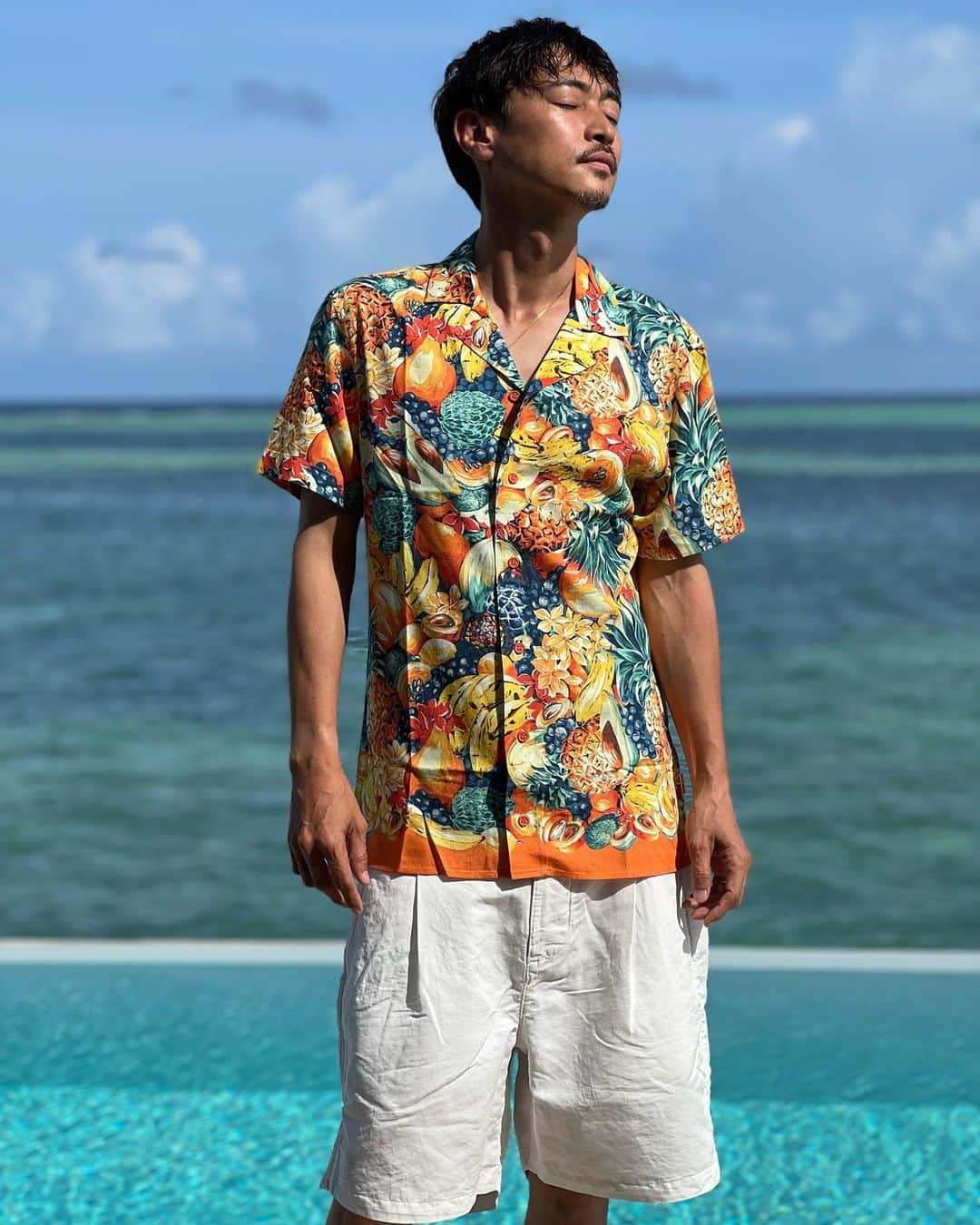 窪塚洋介のインスタグラム：「先々週末に帰国した3年ぶりの海外旅行✈️ コペンハーゲンからロンドンに行った時に合流し、 モルディブまで一緒に行った @orlebarbrownjp のシャツとショーツ。 Vacation、Resortにめちゃくちゃ合うやつ🏝✨3週間ただでさえ最高な気分を更に高めてくれたんだな。 (すでにラウンドでも着たけどもw🏌️‍♂️)  #OrlebarBrownJP #OrlebarBrown  #HolidayBetter #FeelSummer #DoseofSun #WishWeWereHere #AD」