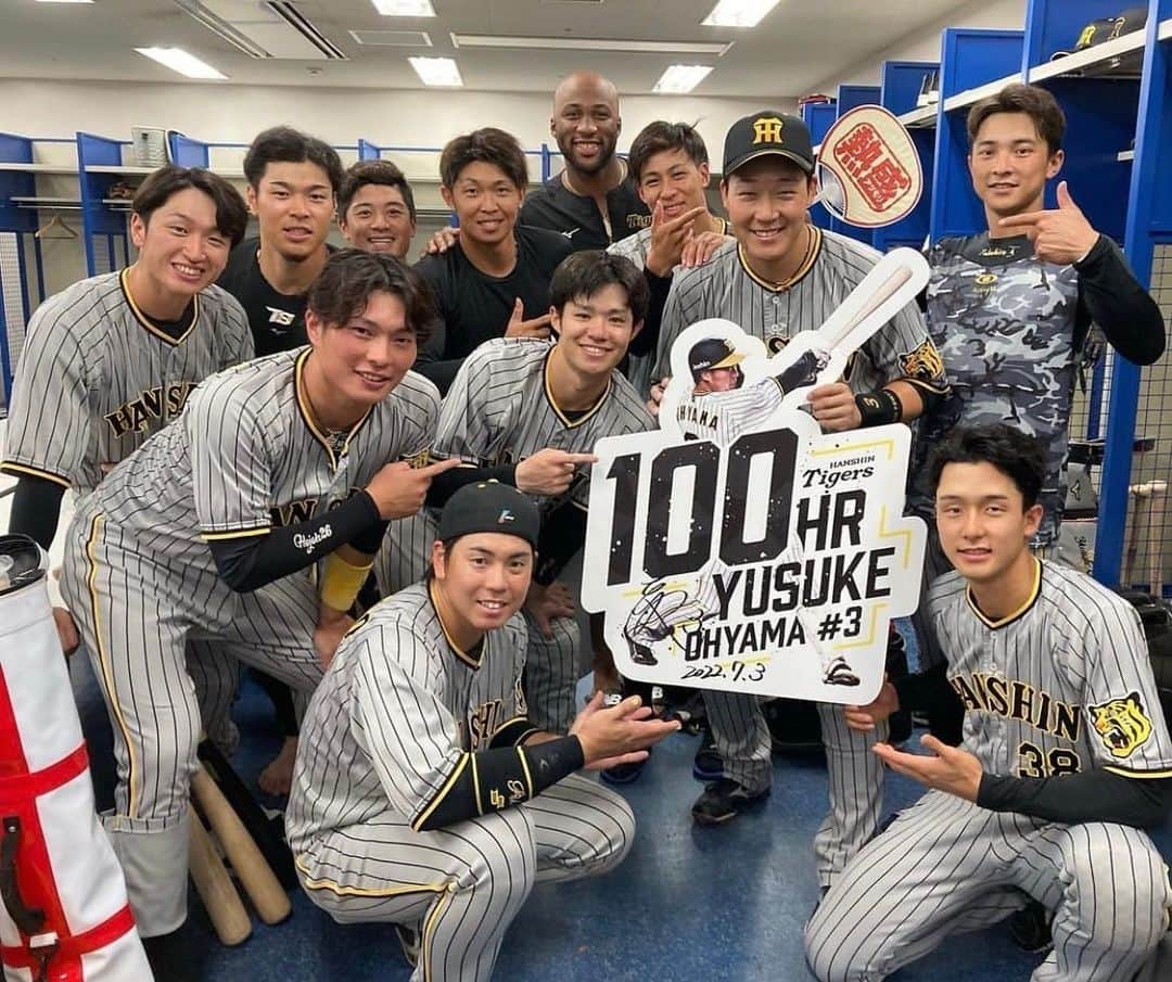 北條史也さんのインスタグラム写真 - (北條史也Instagram)「通算100号おめでとう 写真撮影におらん人にキレてる 先輩後輩関係なくキレてる #阪神タイガース #大山悠輔」7月5日 18時34分 - f.hojoh