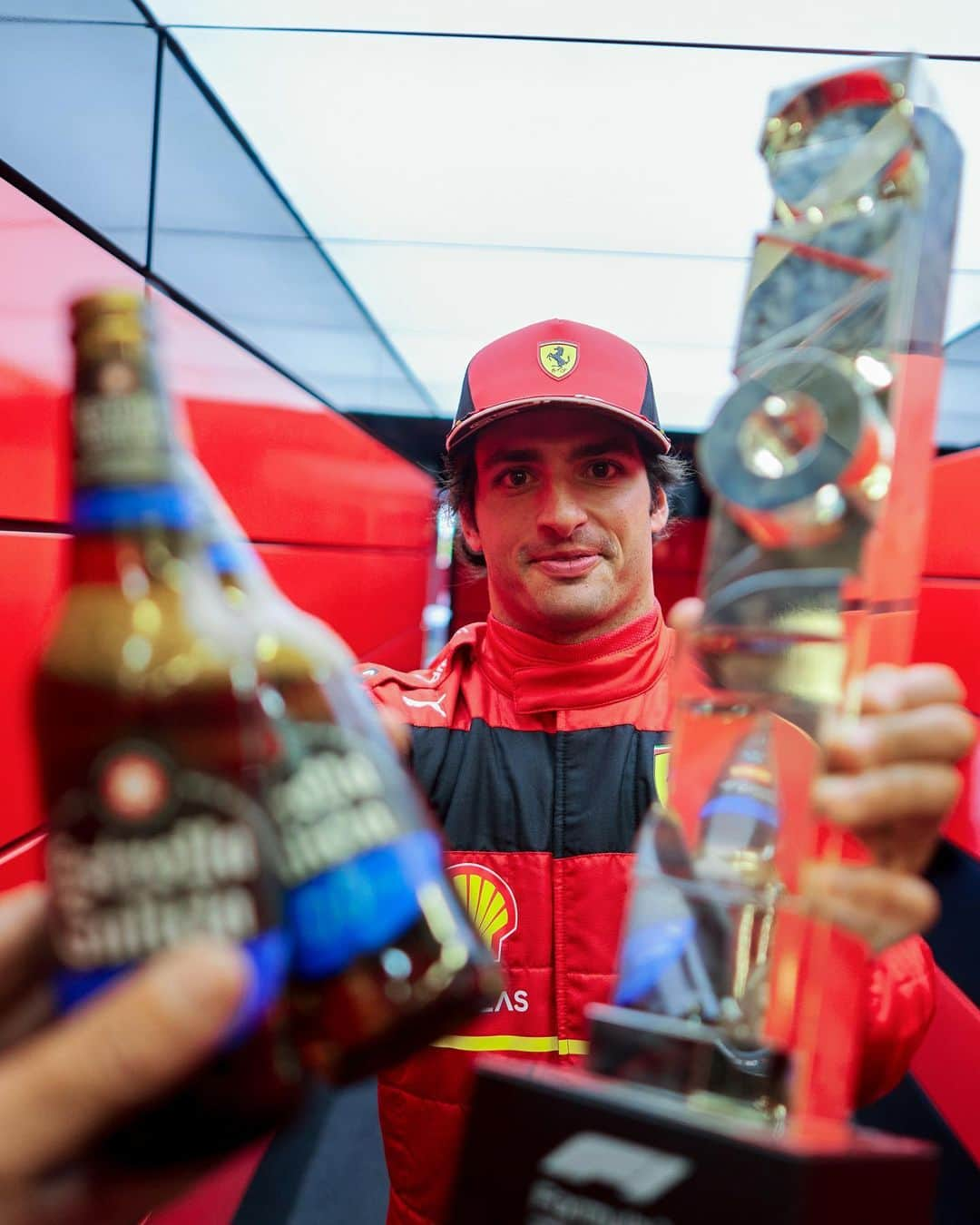 カルロス・サインツJr.さんのインスタグラム写真 - (カルロス・サインツJr.Instagram)「No better way to celebrate! 🍻 @estrellagalicia00   - @scuderiaferrari  #essereFerrari #Carlossainz」7月5日 18時48分 - carlossainz55