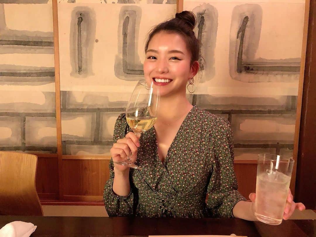 のインスタグラム：「本日のはっちーちゃんねるはお休みです☀️ ですのでいつかの白ワイン、レモンサワーチェイサーあみらをどうぞ🤭💓 #ぷはあみら がいつのまにやら100件以上投稿している…笑 #お酒好きな人と繋がりたい」