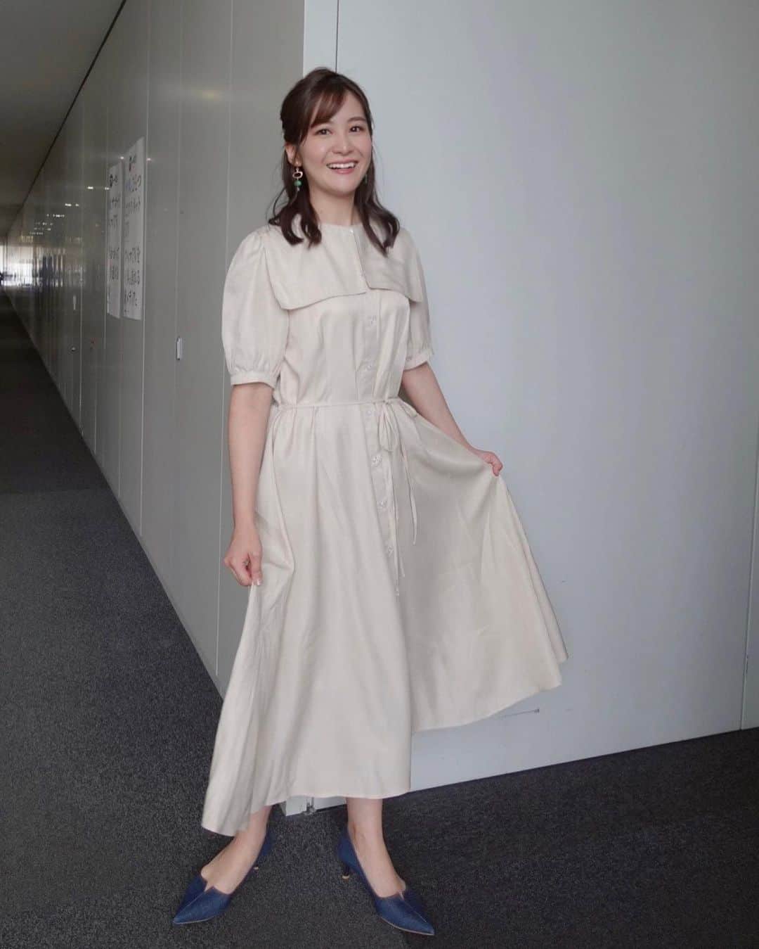 のインスタグラム：「写真を撮り忘れちゃいましたが、 今日は紀さん @maya0kino  と久しぶりにお話しできて めちゃくちゃリフレッシュしました🥹 マイナスイオン🌱🍀🫶✨ . ワンピース @nostalgia_jp イヤリング @_melee_jewelry 軟骨に引っかけられて 耳が痛くならない画期的なイヤリング😳 . #衣装#アナウンサー#テレビ朝日#ワイドスクランブル#ブラウス#スカート#ワンピース#アクセサリー#夏コーデ#ootd#fashion#아나운서 #장마#오오티디#코데##데일리룩#패션#코디스타그램」