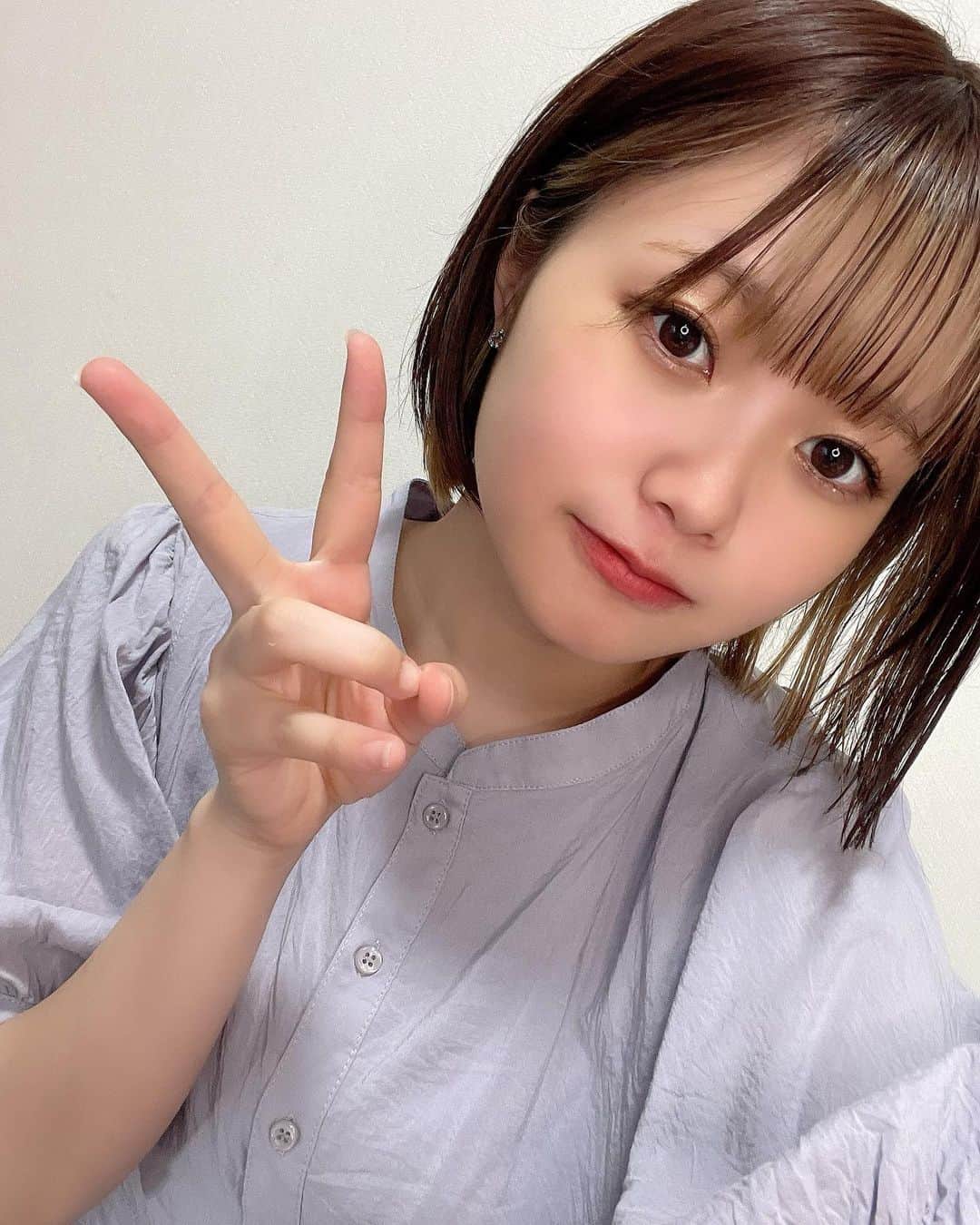 鹿沼亜美のインスタグラム：「フォロワー6000人様達成〜😭 ありがとうございます。コツコツとだけど すごく嬉しい....リール動画のおかげなのかな？  よかったらYouTubeもTwitterもチェックしてくれると嬉しいです！  #あみまるのいる生活#鹿沼亜美#ボブヘアアレンジ #切りっぱなしボブ #インナーカラー#フォローミー #フォロー大歓迎」