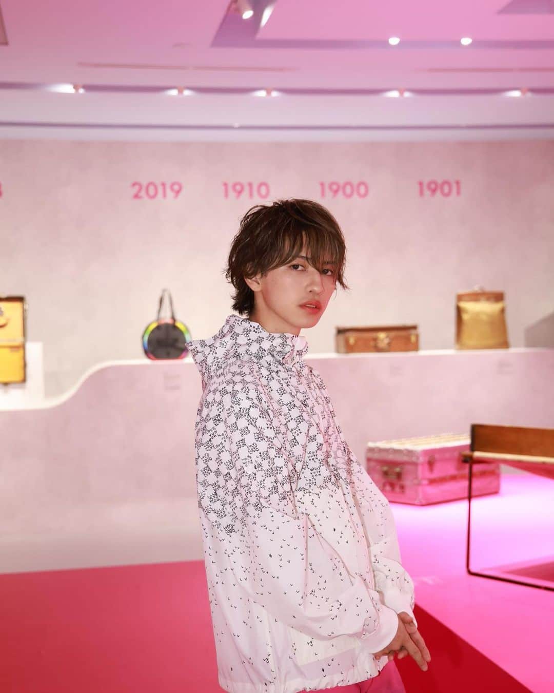 岩橋玄樹のインスタグラム：「今日は「SEE LV」展に行ってきました💖 とてもLOUIS VUITTONのhistoryを感じられる場所でした👍🏻  東京ミッドタウンにて。 7/8(金)〜8/21(日)まで開催しているので、是非行ってみてください😊 I went to the “SEE LV” exhibit today. Loved seeing LV’s history. @LOUISVUITTON #SEELV #LVFashion #genkiiwahashi」