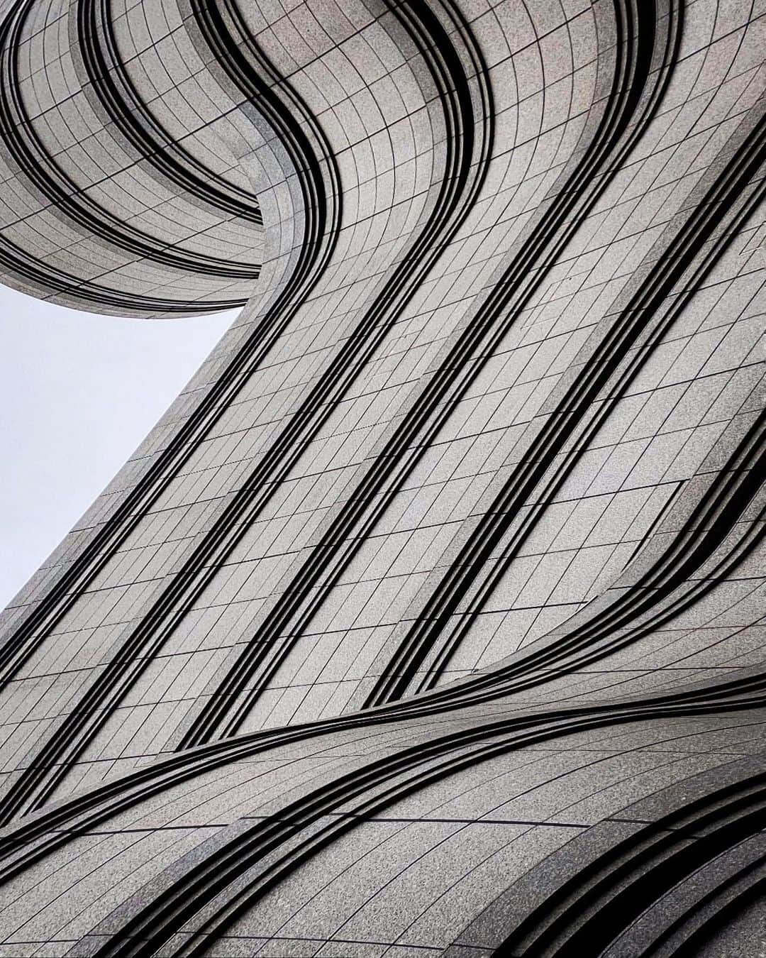 uoriのインスタグラム：「#archilovers  #igersjp  #tv_leadinglines  #rsa_streetview  #instagramjapan  #lookingup_architecture  #art_chitecture_  #rustlord_archdesign  #minimal_lookup  #Sky_High_Architecture  #icu_architecture  #excellent_structure  #skyscraping_architecture  #diagonal_symmetry  #tv_buildings  #cool_pointy_things  #indies_minimal  #rsa_symmetrical  #drugougleb  #ShotoniPhone #1_unlimited  #rustlord_unity  #structure_bestshots  #raw_architecture #archi_focus_on  #archi_unlimited #gf_architecture」