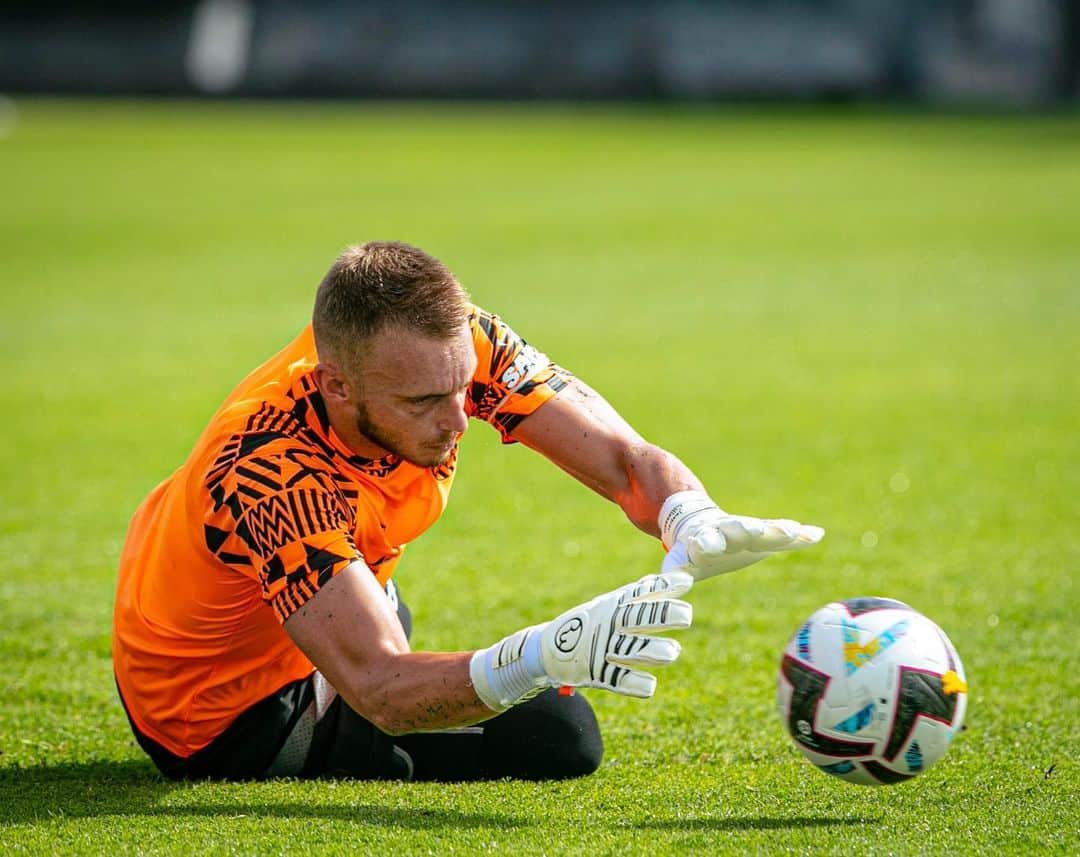 ヤスパー・シレッセンのインスタグラム：「Great feeling to be back again. First training of the new season 💪🏻」
