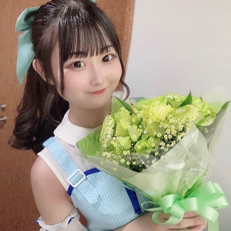 桃瀬ひよりのインスタグラム：「‪‪❤︎‬  みんなこれからもよろしくね🍀  2022.7.4  #おーえすけー #1周年 #名古屋 #大須 #idol #花束 #黄緑色担当 #fjk #jk #いいね返し #コメント返し」